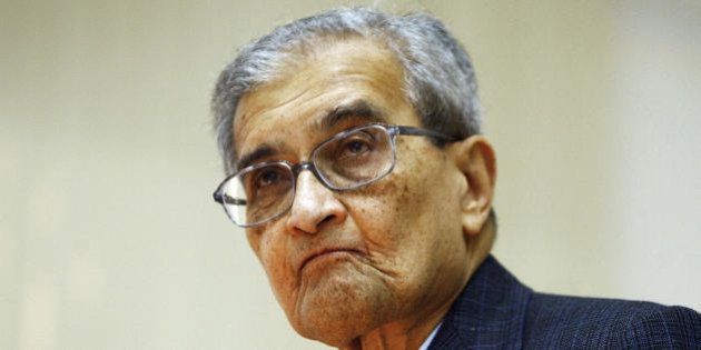 Indian Nobel Laureate in Economics Amartya Sen delivers a lecture at Delhi University in New Delhi, 18 December 2007. Sen spoke on Inequality and Public Services in the university lecture series. AFP PHOTO/ Manpreet ROMANA (Photo credit should read MANPREET ROMANA/AFP/Getty Images)