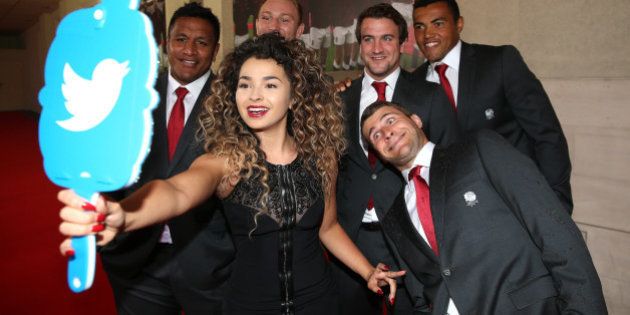 LONDON, ENGLAND - AUGUST 05: Ella Eyre takes a selfie with the Twitter mirror with players (L-R) Mako Vunipola, Matt Kvesic, Lee Dickson, Luther Burrell and Richard Wigglesworth prior to the Carry Them Home England 2015 Dinner held at The Grosvenor House Hotel on August 5, 2015 in London, England. (Photo by David Rogers - RFU/The RFU Collection via Getty Images)