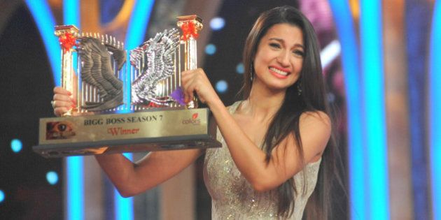 Indian model and actress Gauhar Khan poses with the Bigg Boss Season 7 reality television series trophy in Mumbai on December 28, 2013. AFP PHOTO/STR (Photo credit should read STRDEL/AFP/Getty Images)