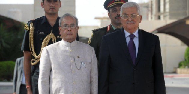 RAMALLAH, WEST BANK - OCTOBER 12: Palestinian President Mahmoud Abbas (R) and Indian President Pranab Mukherjee (L) review the honor guard upon Mukherjee's arrival at the West Bank city of Ramallah, on 12 October 2015. (Photo by Pool / Palestinian Presidency/Anadolu Agency/Getty Images)