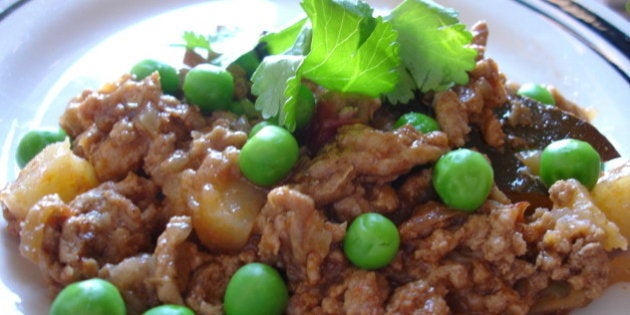 This dish is popular in India thanks to the quaint cafes run by Iranian immigrants. It is served with bread to hundreds of hungry office goers.Heat 3 tbsp oil and add 1 bay leaf + 4 cloves + 1" cinnamon + 3 cardamom + 1" chopped ginger and fry for 10 seconds. Add 1 chopped onion and fry on medium heat until onions are brown. Add 1/2 tsp turmeric powder + 1 tsp chili powder + 1 tsp garam masala (curry powder) + 1tsp corriander powder + 1 tsp cumin powder and mix. Add 4 tbsp tomato puree and mix. Add 500 gm minced meat (beef / lamb / turkey) and stir fry for 5 min. Add 1 chopped potato and salt to taste. Add water and cook until done. In the meantime, pour boiling water over fresh peas and let it stand for 5 min. Refresh with cold water.Serve the mince garnished with peas and corriander leaves.