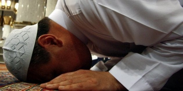 Kıymetini bilmediÄimiz bir hazine, sanki küçük bir Ramazan. MuhteÅem bir fırsat: Zilhicce'nin ilk on günü.Kurâan-ı Kerimâde Fecr Suresinin baÅında, âOn geceye yemin olsun kiâ¦â ifadeleriyle bahsedilen bu on gecenin ne muazzam bir hazine olduÄunu ne yazık ki hakkıyla bilemiyoruz. Bazı kaynaklarda bu on gecenin Ramazanâın son on günü veya Muharremâin onuncu gününe (AÅure Gününe) kadar olan on gün olduÄu kayıtlı olsa da genel görüŠve kabul, bu mübarek on günün Zilhicce ayının ilk on günü olduÄudur.İÅte bu günlerin kıymetini anlatan Sevgili Peygamberimizin (s.a.v.) muhteÅem müjdesi:âAllah'a ibadet edilecek günler içinde Zilhicce'nin ilk on gününden daha sevimli günler yoktur. O günlerde tutulan her günün orucu bir senelik oruca, her gecesinde kılınan namazlar da Kadir Gecesine denktir.â Bugünlerde oruç tutup, gündüzünü ve gecelerini de ibadetle geçirmek hem affa, hem de büyük sevaplar elde etmeye vesile olur. Bu on gün içinde Arefe gününün yeri ise bambaÅkadır.Peygamber Efendimiz (s.a.v.), Arefe günü tutulan oruç hakkında Åöyle buyurmaktadır: âArefe günü tutulan oruç, geçmiÅ bir senenin ve gelecek senenin günahlarına kefaret olur''On günün tümünde oruçlu olamadıysanız fırsat bulduÄunuz gün Cumaâya denk gelse bile yine oruç tutun. Ãünkü, baÅka günlerde tutmaya imkanı olduÄu halde Cuma günü tutmak mekruhtur. Ãyle bile olsa, mekruh sevabından biraz eksilir demektir, yoksa hiç tutmayan zaten hiç sevap kazanmamıŠolur.Rabbim deÄerlendirenlerden ve kazanlardan olmamızı nasip etsin inÅallah...