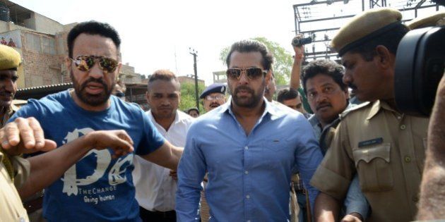 Indian Bollywood actor Salman Khan (C) walks with officials as he arrives for a court appearance in Jodhpur on April 29, 2015. AFP PHOTO/STR (Photo credit should read STRDEL/AFP/Getty Images)