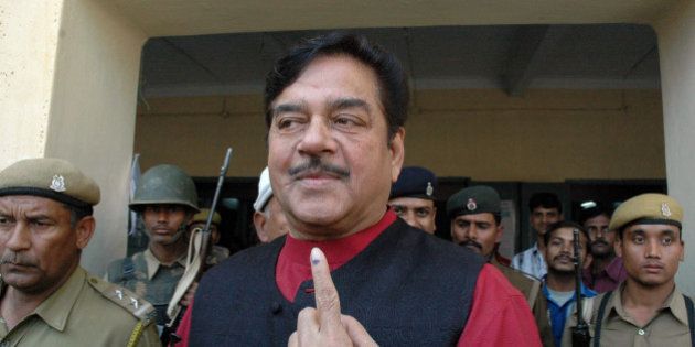 Bollywood actor and Bharatiya Janata Dal party lawmaker Shatrughan Sinha shows the indelible ink mark on his finger after casting his vote outside a polling station in Patna, India, Saturday, Nov. 19, 2005. The fourth and final phase of voting for Bihar state elections was held Saturday. (AP Photo/Vikram Kumar)