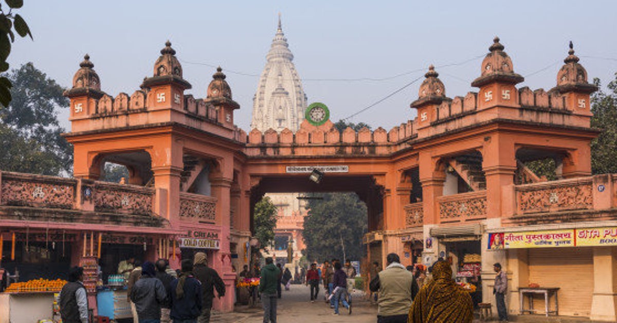 At Kashi Vishwanath Temple, Sari Is Not The Dress Code For Women, 'Covering Up' Is | HuffPost News At Kashi Vishwanath Temple, Sari Is Not The Dress Code For Women, 'Covering Up' Is | HuffPost News