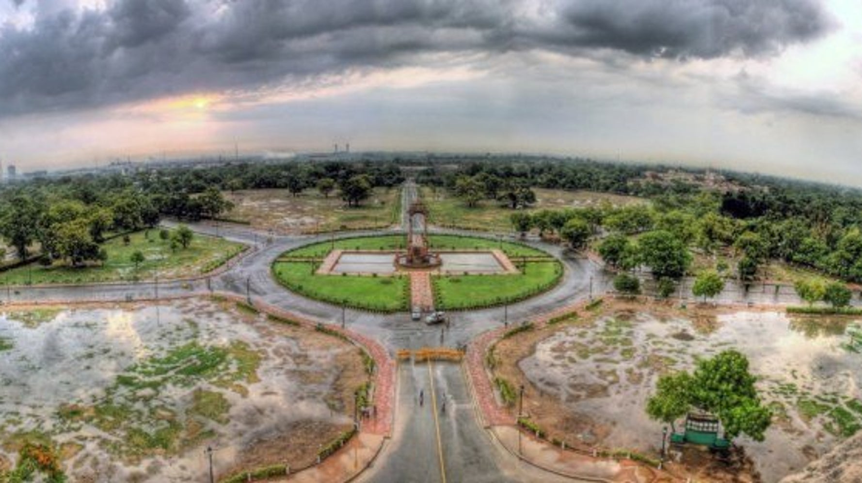 This Photographer Climbed To The Top Of India Gate To Get Some