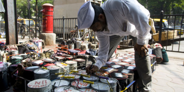 How do Mumbai Dabbawalas Work? Gifographic | Mocomi Kids