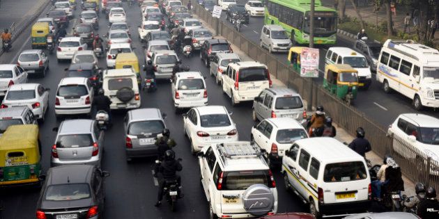 NEW DELHI, INDIA - JANUARY 4: Traffic during odd-even vehicle formula at ITO crossing on January 4, 2016 in New Delhi, India. Contrary to apprehensions, Delhi's odd-even vehicle scheme aimed at battling pollution did not lead to the feared problems on Monday, the first full working day of the New Year. The 15-day odd-even scheme started on January 1 and aims to put odd numbered vehicles on the roads on odd dates and even numbered vehicles on even dates. (Photo by Arvind Yadav/Hindustan Times via Getty Images)