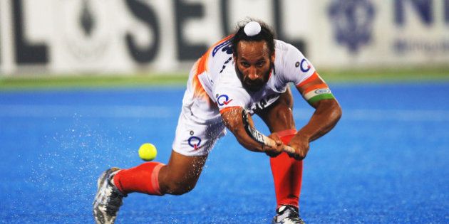 RAIPUR, INDIA - DECEMBER 05: Sardar Singh captain of India passes the ball during the match between India and Belgium on day nine of The Hero Hockey League World Final at the Sardar Vallabh Bhai Patel International Hockey Stadium on December 05, 2015 in Raipur, India. (Photo by Ian MacNicol/Getty images)