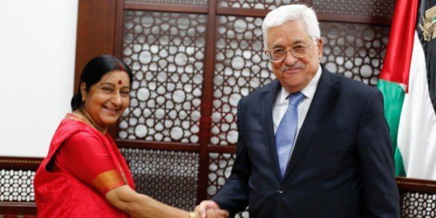 Indian Foreign Minister Sushma Swaraj meets with Palestinian President Mahmud Abbas (R) on January 17, 2016 in the West Bank city of Ramallah. / AFP / ABBAS MOMANI (Photo credit should read ABBAS MOMANI/AFP/Getty Images)