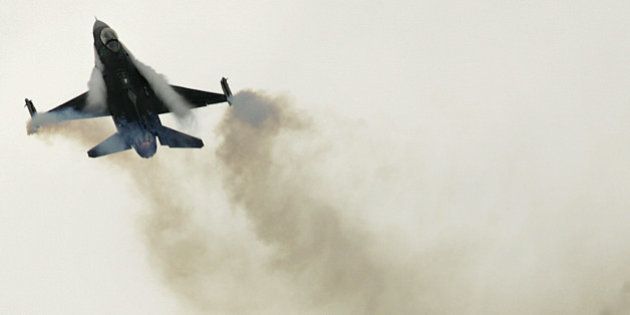 A US Air Force General Dynamic-made F16 jet fighter performs its demonstration flight, at Le Bourget, north of Paris, during the 48th Paris Air Show, Thursday June 18, 2009 .(AP Photo/Remy de la Mauviniere)