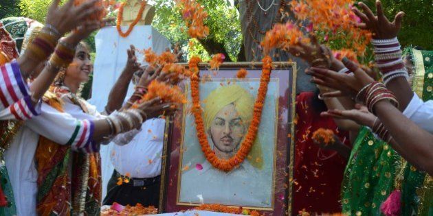 ALLAHABAD, INDIA - 2014/09/27: Students offer flowers for the freedom fighter Bhagat Singh on the occasion of his 106th birth anniversary at Azad Park in Allahabad. (Photo by Prabhat Kumar Verma/Pacific Press/LightRocket via Getty Images)