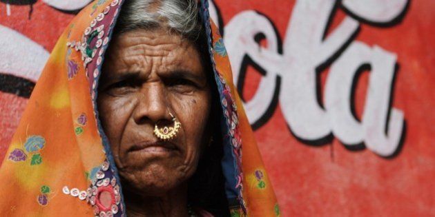 (GERMANY OUT) Indien, Indische Frau mit Nasenring vor Coca-Cola Schriftzug (Photo by Leber/ullstein bild via Getty Images)
