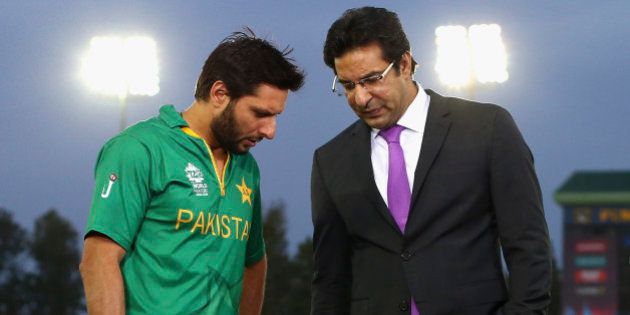 MOHALI, INDIA - MARCH 25: Shahid Afridi, Captain of Pakistan speaks with former Pakistan cricketer Wasim Akram during the ICC WT20 India Group 2 match between Pakistan and Australia at I.S. Bindra Stadium on March 25, 2016 in Mohali, India. (Photo by Ryan Pierse/Getty Images)