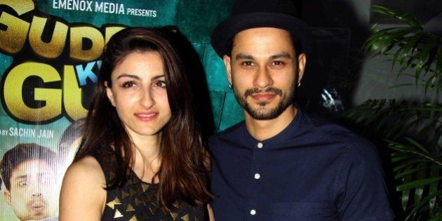 Indian Bollywood actress Soha Ali Khan (L) poses with her husband actor Kunal Khemu as they attend a special screening of Hindi film Guddu Ki Gun in Mumbai late October 26, 2015. AFP PHOTO/STR (Photo credit should read STRDEL/AFP/Getty Images)
