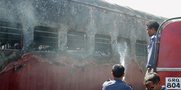 Indian firemen try to put out a fire in a train in Godhra, in thewestern Indian state of Gujarat February 27, 2002. Up to 56 people havedied after a train carrying Hindu activists from the controversial siteof a razed mosque was set on fire in western India, officials said.REUTERS/StrJSG/CP