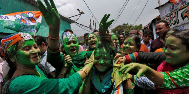 Supporters of Trinamool Congress (TMC) celebrate after learning the initial poll results of the West Bengal Assembly elections, in Kolkata, India May 19, 2016. REUTERS/Rupak De Chowdhuri