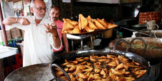 Frying mutton samosa in Bangalore during ramzan