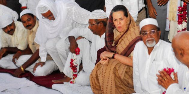 Sonia Gandhi (3rd R), Chief of India's ruling Congress party attends Iftar (break fast) party during the Muslim fasting month of Ramadan in Rae Bareli, in the northern Indian state of Uttar Pradesh, September 26, 2008.REUTERS/Pawan Kumar (INDIA)