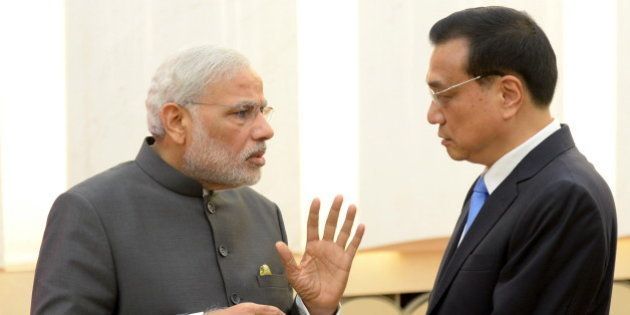 Indian Prime Minister Narendra Modi (L) talks with Chinese Premier Li Keqiang after a news conference at the Great Hall of the People in Beijing, China, May 15, 2015. REUTERS/Kenzaburo Fukuhara/Pool
