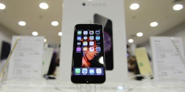 MOSCOW, RUSSIA - OCTOBER 09: An Apple phone is seen at a shop after Apple launched iPhone 6s and 6s plus in Moscow, Russia, on October 09, 2015. (Photo by Sefa Karacan/Anadolu Agency/Getty Images)