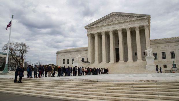 People wait in line to hear arguments before the Supreme Court, Tuesday, Jan. 8, 2019, in Washington. (AP Photo/Alex Brandon)