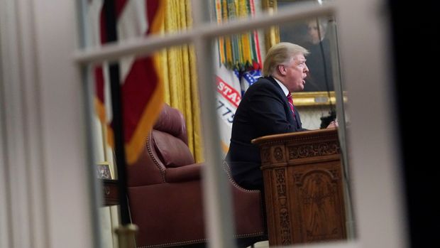 U.S. President Donald Trump delivers a televised address to the nation from his desk in the Oval Office, about immigration and the southern U.S. border, on the 18th day of a partial government shutdown at the White House in Washington, U.S., January 8, 2019. REUTERS/Joshua Roberts