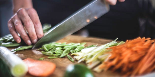 Calma, não é parar de ir a churrascos ou nunca mais se deliciar com um hambúrguer. A ideia é diminuir, aos poucos, o consumo de carne.