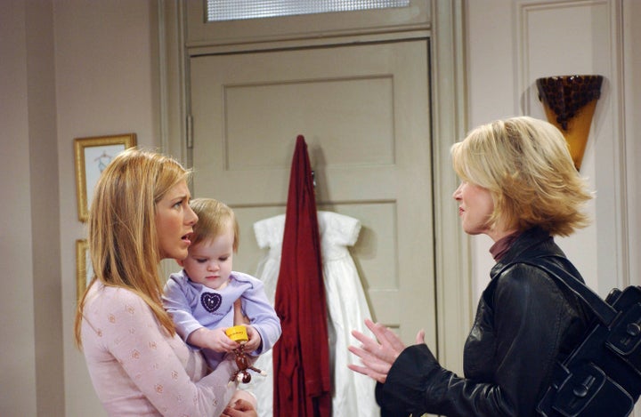 Rachel (Jennifer Aniston) holds daughter Emma (Cali and Noelle Sheldon) as she talks to her sister Amy (Christina Applegate)