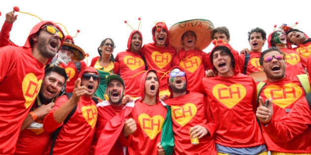 'Duelo' de torcidas entre Brasil e México: Chaves, Chapolin e muito verde e