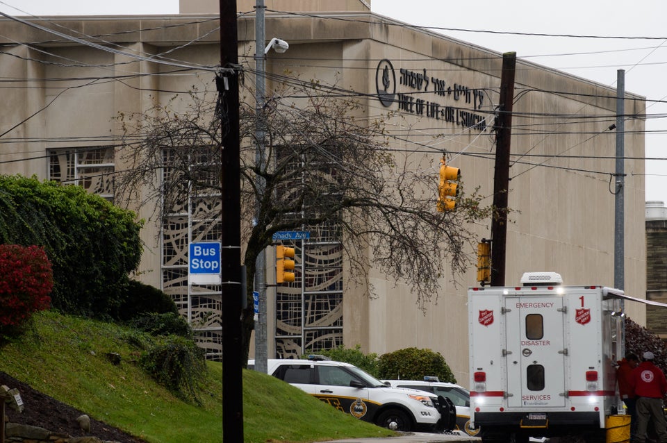 Einsatzkräfte vor der Synagoge in Pittsburgh.