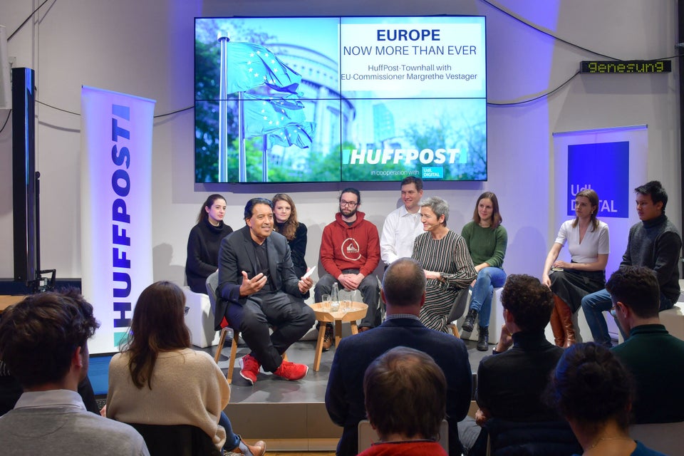 EU-Kommissarin Vestager mit HuffPost-Herausgeber Cherno in Berlin.