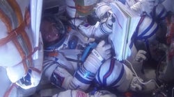 Assista ao turbulento retorno de astronautas visto de dentro de cápsula