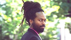 A jornada de um gay negro em busca de