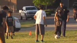 Em vez de acabar com o futebol das crianças, policiais decidem entrar no