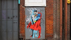 Batman e Superman se beijam pela igualdade em Nova York