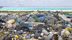Em 2050, os oceanos terão mais plástico que