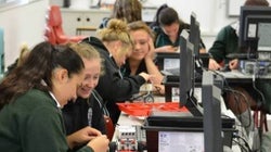 Este projeto usa robôs pra atrair meninas para carreiras de ciência e