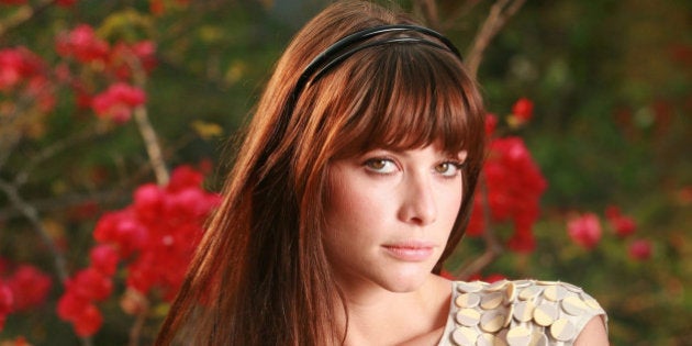 RIO DE JANEIRO, BRAZIL - JANUARY 25: (BRAZIL OUT) Actress Alinne Moraes during a soap-opera shooting on January 25, 2008 in Rio de Janeiro, Brazil. Alinne Moraes is part of the cast of the 'Mulheres Apaixonadas', 'Da Cor do Pecado', 'Como uma onda', ' Bang-bang', 'Duas Caras' and 'Viver a Vida' soap-operas. (Photo by Globo via Getty Images)