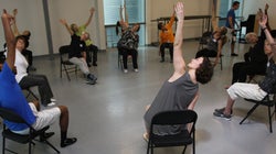 Aulas de dança dão a alegria do movimento para doentes de