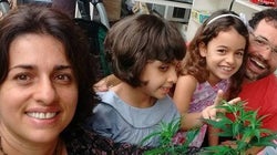 Maconha medicinal no Brasil: 'Sempre senti que plantar o remédio da minha filha era