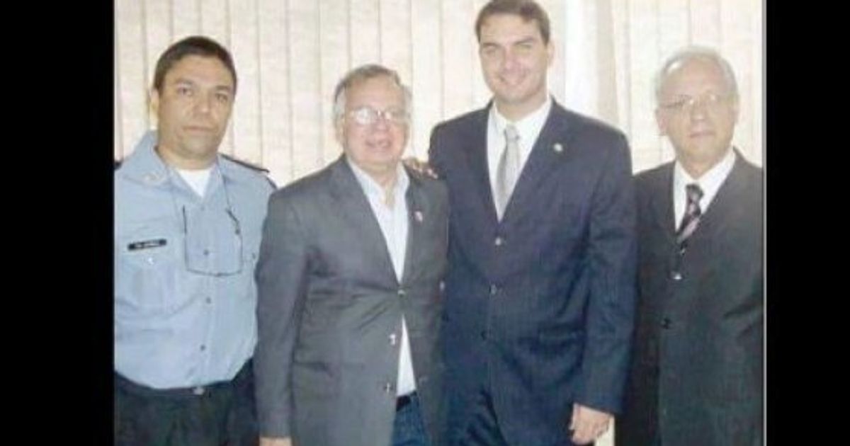 Bolsonaro ameaça, mas foto dele com coronel acusado de pedofilia viraliza |  HuffPost Brasil