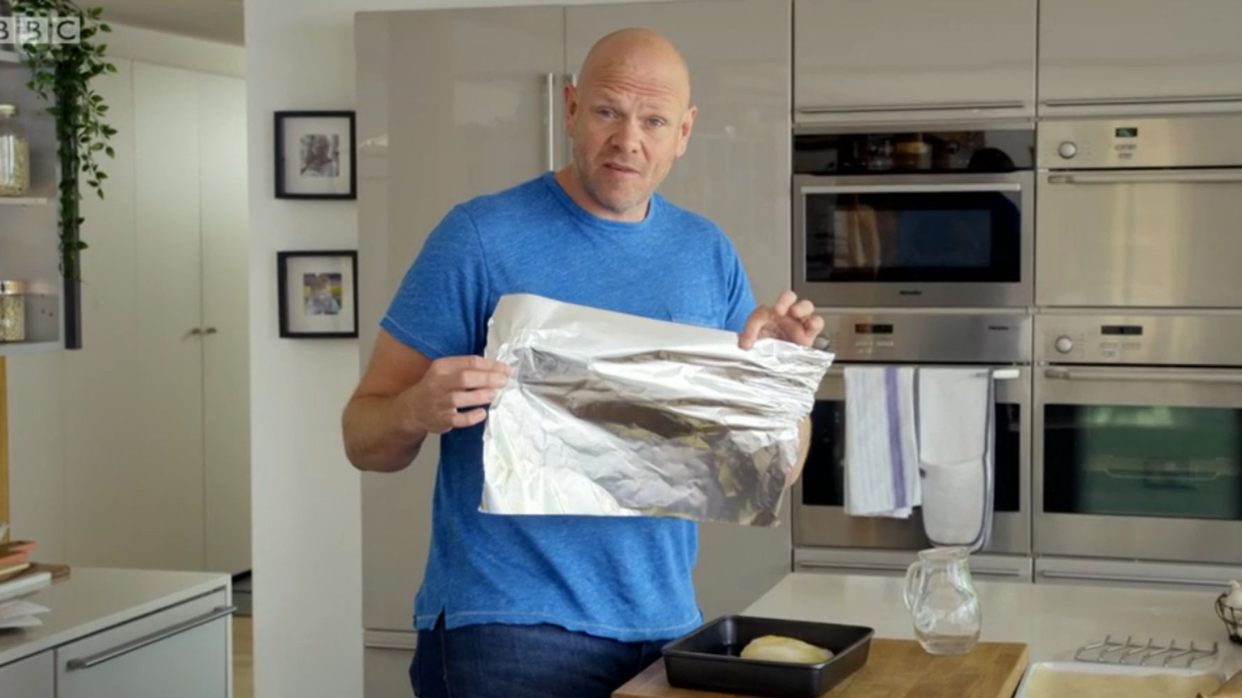 Why aluminum foil is shiny on one side