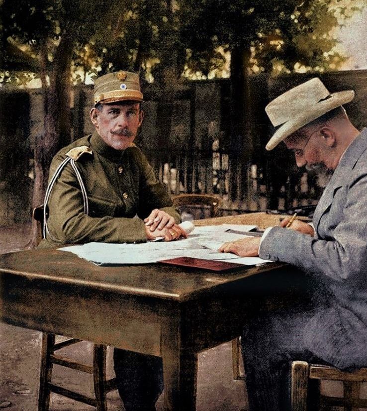 Ο βασιλιάς Κωνσταντίνος και ο πρωθυπουργός Βενιζέλος συνεργαζόμενοι, στη διάρκεια του Β' Βαλκανικού Πολέμου. <br>Στρατηγείο του Χατζή-Μπεηλίκ, Ιούνιος 1913