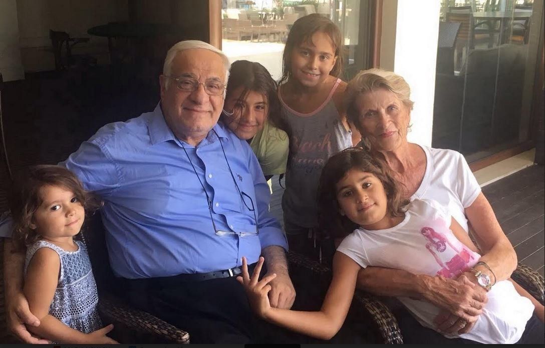 Ο κ. Σιμόπουλος με τη σύζυγο του Κάρεν και τις εγγονές τους, στις οποίες είναι αφιερωμένο και το βιβλίο «Η άνοιξη του Σύμπαντος»