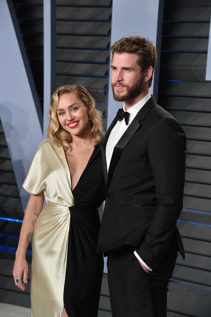  Miley Cyrus and Liam Hemsworth arrive at the 2018 Vanity Fair Oscar Party.