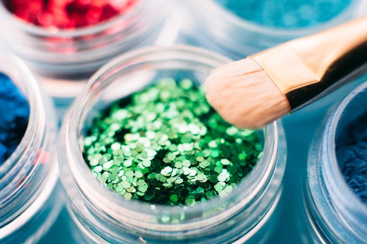 Aprenda a fazer glitter em casa.