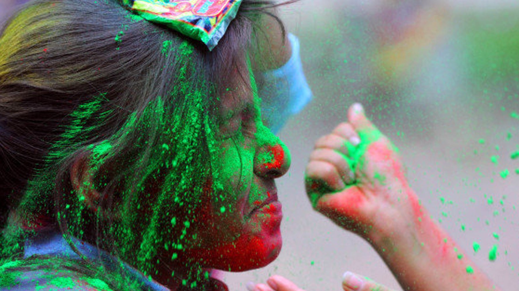 7 Holi Hacks For Your Skin, Eyes And Hair | HuffPost News 7 Holi Hacks For Your Skin, Eyes And Hair | HuffPost News