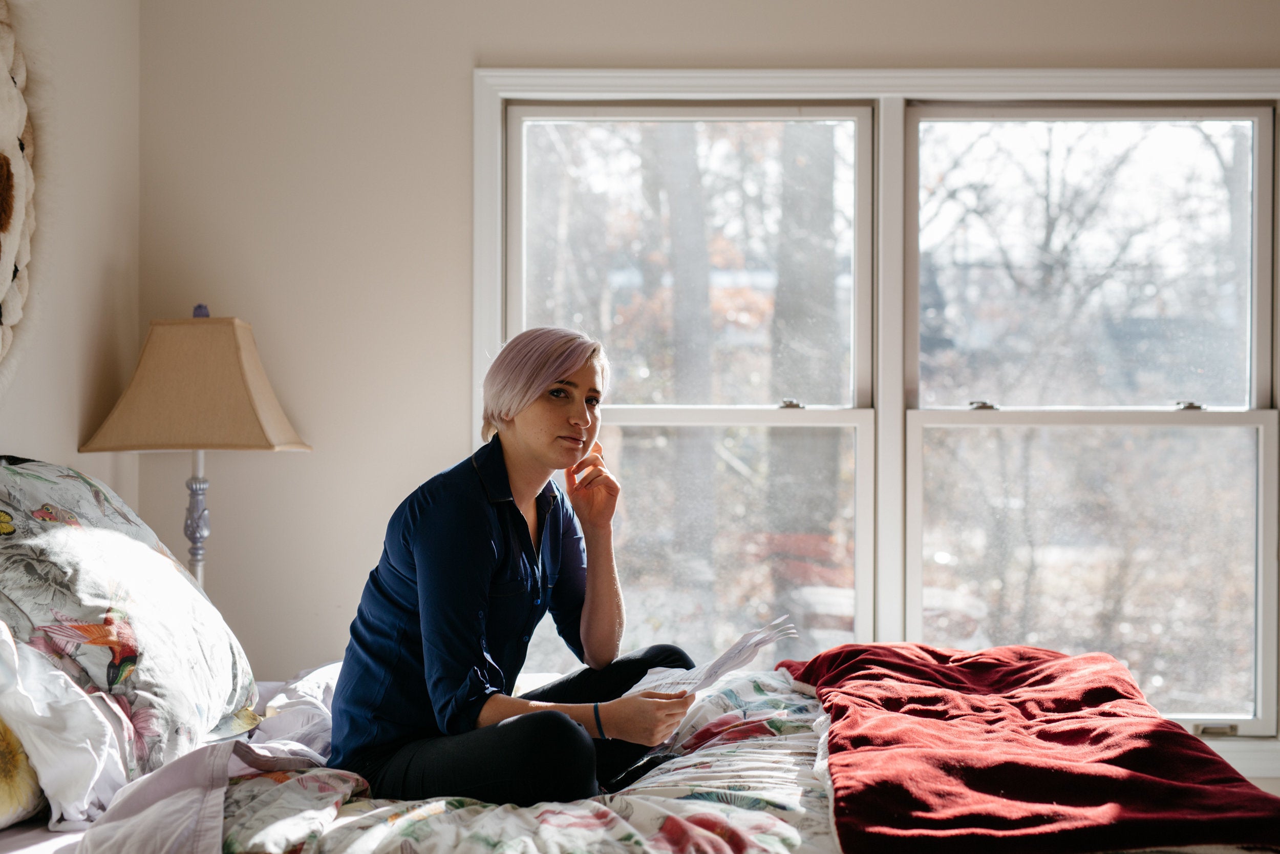 Amanda Thomashow, de 29 años, posa para un retrato en la cama donde escribió originalmente su declaración de impacto sobre Nassar hace un año