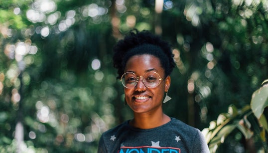 Anne Quiangala, a jovem que não tem medo de ser mulher, negra e